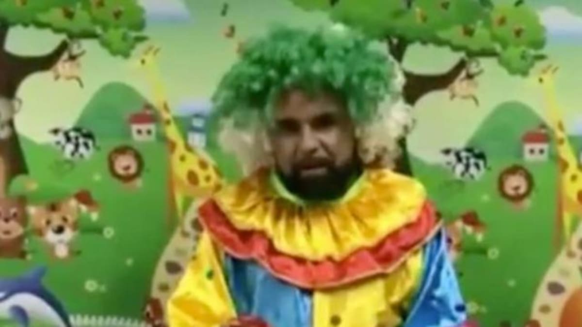 Profesor se viste de payaso para recibir a sus alumnos en el regreso a clases virtuales