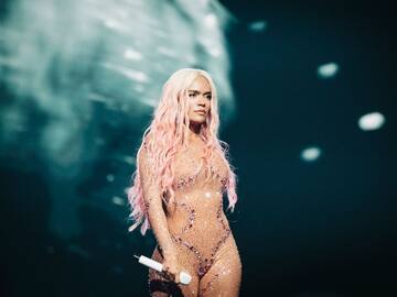 Karol G no pudo contener las lágrimas al ver lleno el Santiago Bernabéu; así fue el concierto