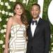 LA ESPOSA DE JOHN LEGEND SIGUE LUCHANDO PARA ACEPTAR SU CUERPO TRAS SER MADRE