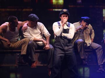 Bad Bunny interpreta 'NUEVAYoL' y 'PERFuMITO NUEVO' en el cierre de la temporada 50 del Saturday Night Live