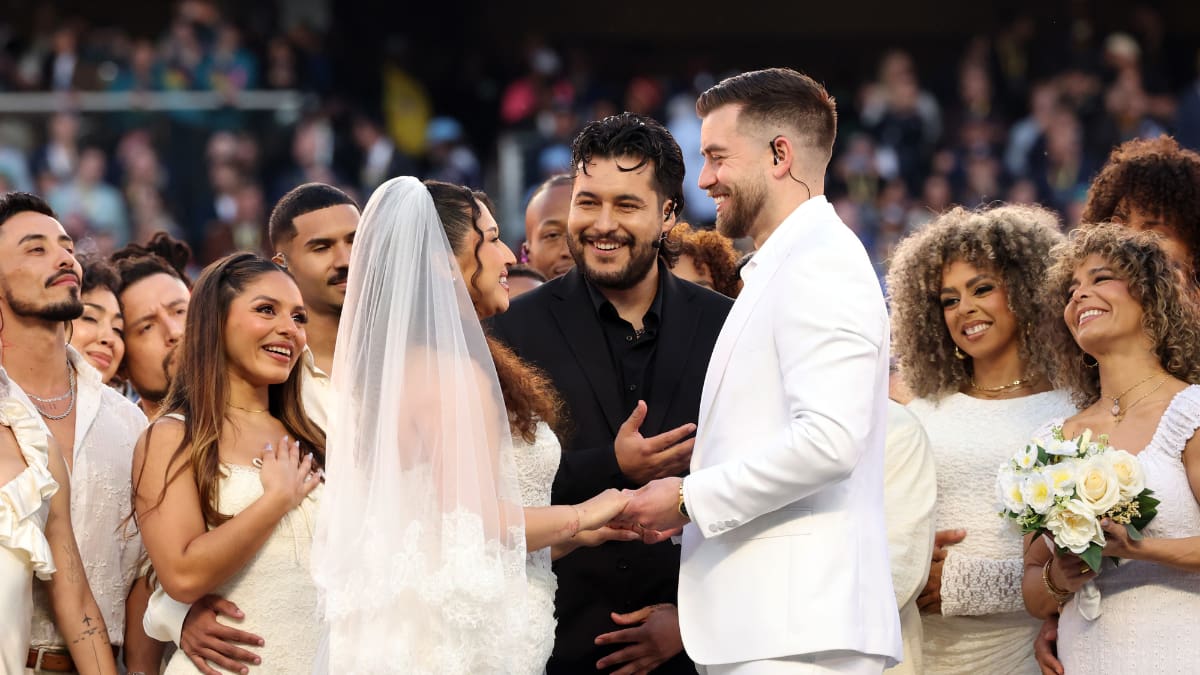 ¡La boda fue real! Ellos son la pareja que se casó durante show de Bad Bunny en el Super Bowl