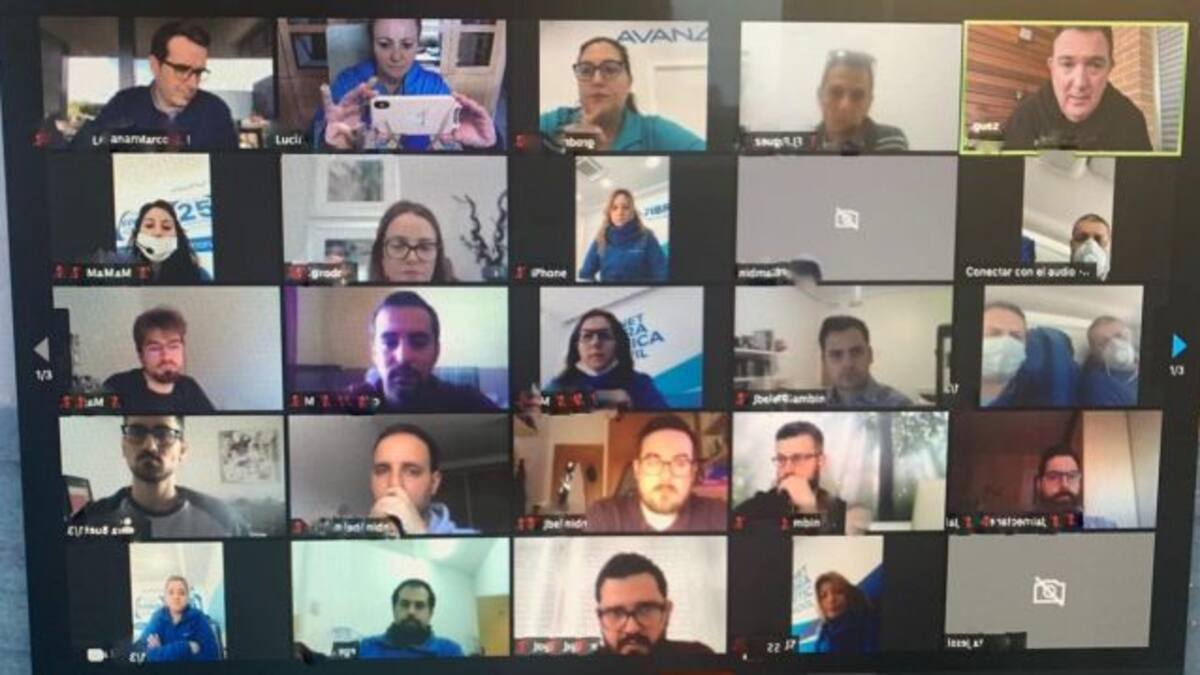 Político aparece desnudo durante videollamada y asegura que “lo traicionó la tecnología”