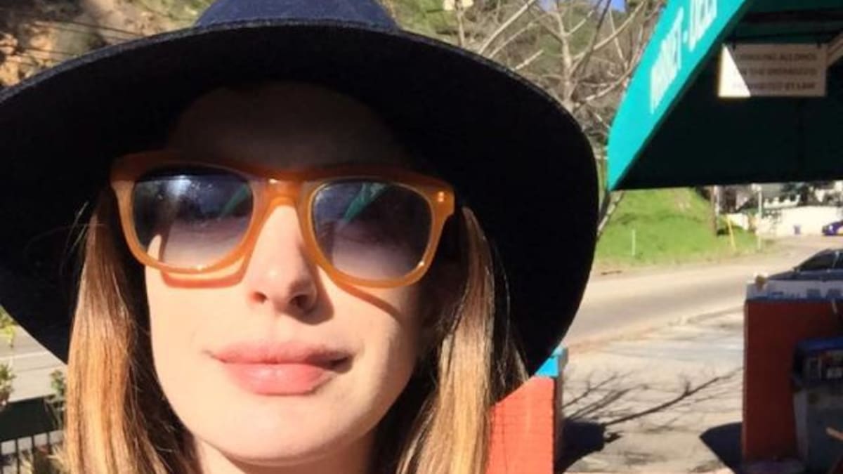 Anne Hathaway es fotografiada junto a su bebé