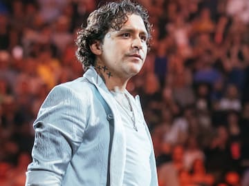 Christian Nodal sufre aparatosa caída en pleno concierto al estar en estado de embriaguez