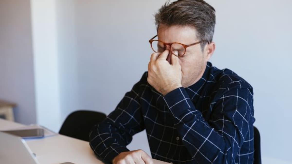 Hombre tuvo 20 gusanos viviendo en su ojo por un año