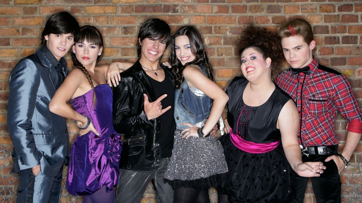 La mujer de morado es Carolina Gaitán, quien interpretó a la antagonista Catalina Bernabeu. Créditos: Netflix