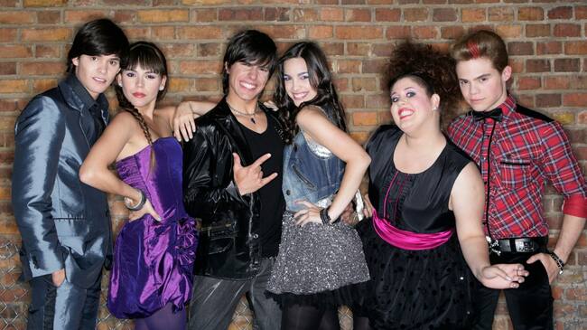 La mujer de morado es Carolina Gaitán, quien interpretó a la antagonista Catalina Bernabeu. Créditos: Netflix