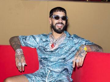 “Fue como tirarle rosas a un muerto”: critican a Anuel por voluminoso regalo a su novia