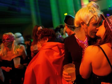 Según IA, ¿Cuáles son los mejores disfraces para parejas este Halloween? Son fáciles