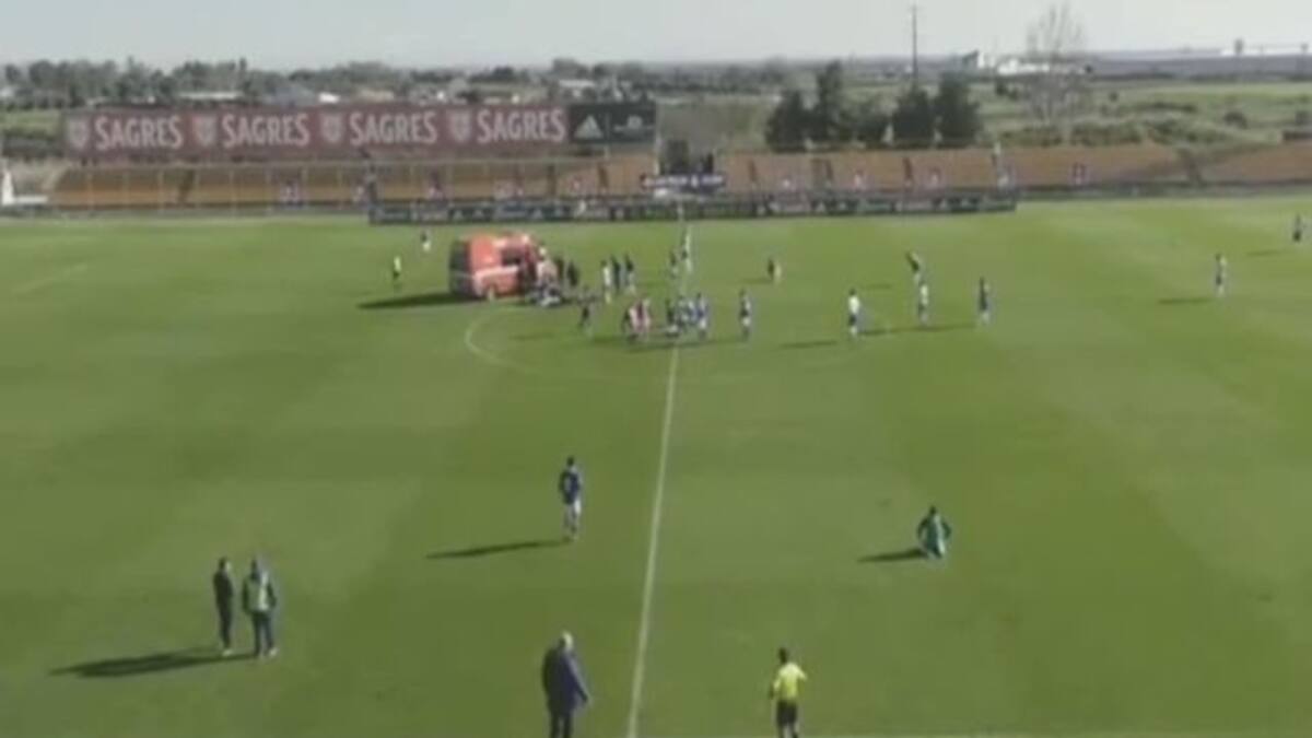 Futbolista sufre paro cardíaco y se desploma frente la mirada de sus compañeros