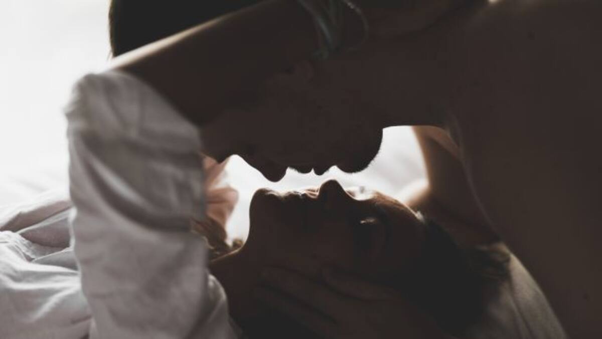 Expertos aseguran que 'hablar sucio' durante la intimidad aumenta el placer