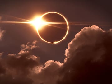 ¿En qué se diferencian un eclipse lunar y el eclipse solar de este sábado?