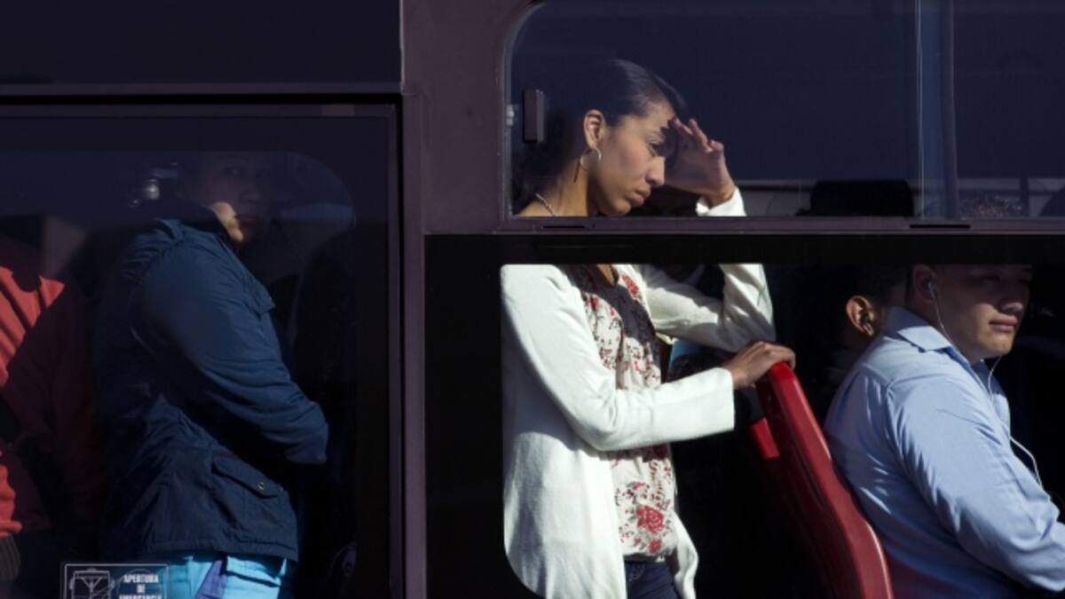 Mujer aplicándose tintura en Transmilenio se vuelve viral en redes