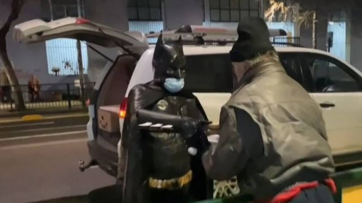 El ‘Batman solidario’ que entrega platos de comida caliente a personas sin hogar