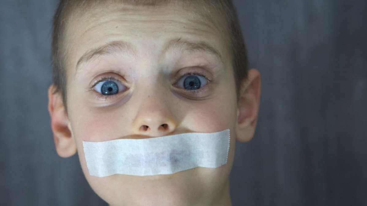 Profesora selló la boca de su alumno (que sufre de asma), porque “hablaba mucho”