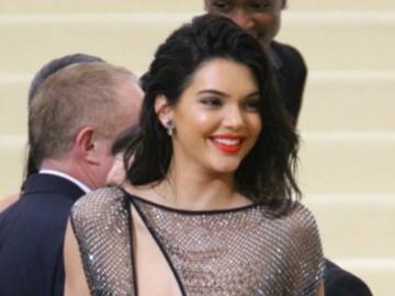 TILDAN A KENDALL JENNER DE GROSERA POR EMPUJAR A UN GUARDAESPALDAS