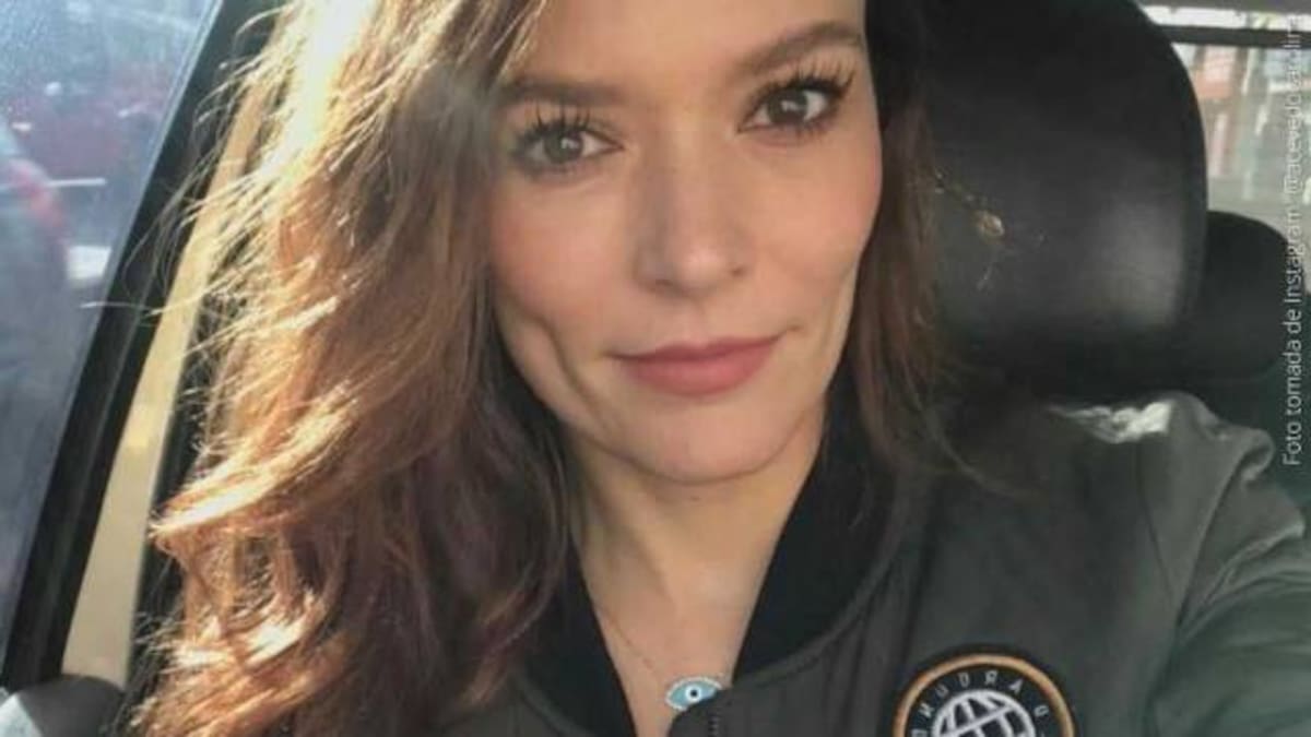 Carolina Acevedo posó sin sostén y sin camisa en artística foto