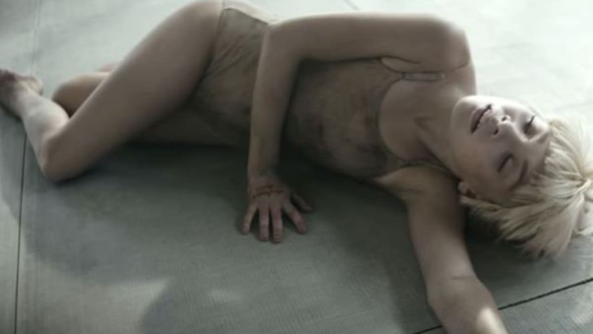 Fuertes imágenes en el nuevo video de Sia