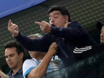 POR ESTAS FOTOS DICEN QUE MARADONA CONSUMIÓ COCAÍNA DURANTE EL PARTIDO DE ARGENTINA