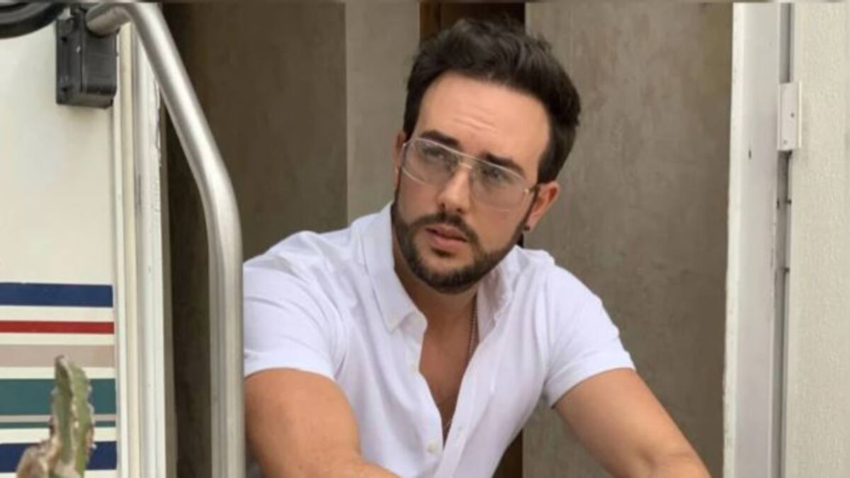 Sebastían Martínez sorprende con baile, pero su pantalón se lleva todas las miradas