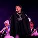 Peso Pluma destruyó televisor a patadas en un concierto y lo acusan de “agrandando”: video