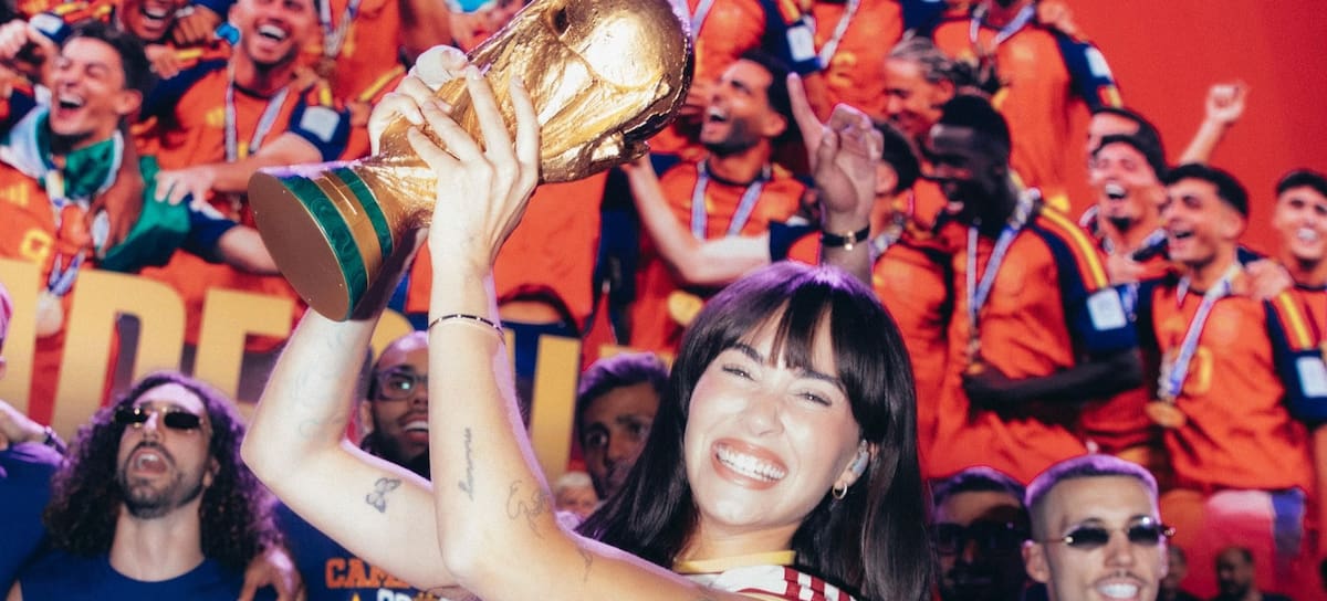 Aitana con la Copa del Mundo en Cibeles