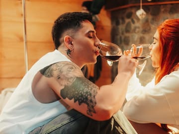 VIDEO: Andy Rivera oficilizó su relación con Xime Mua con romántico beso durante su show en Bogotá