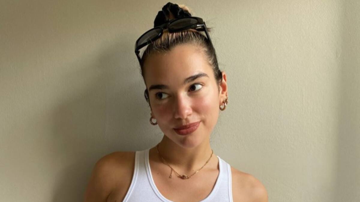 Dua Lipa dejó atrás los colores y ahora luce su look original