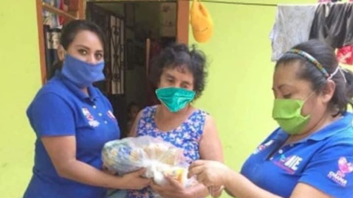 Le ponen tapabocas con photoshop a abuelos para fingir que estaban protegidos