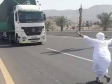 ¡DE LOCOS! ESTE JOVEN QUE BAILABA CASI PIERDE LA VIDA