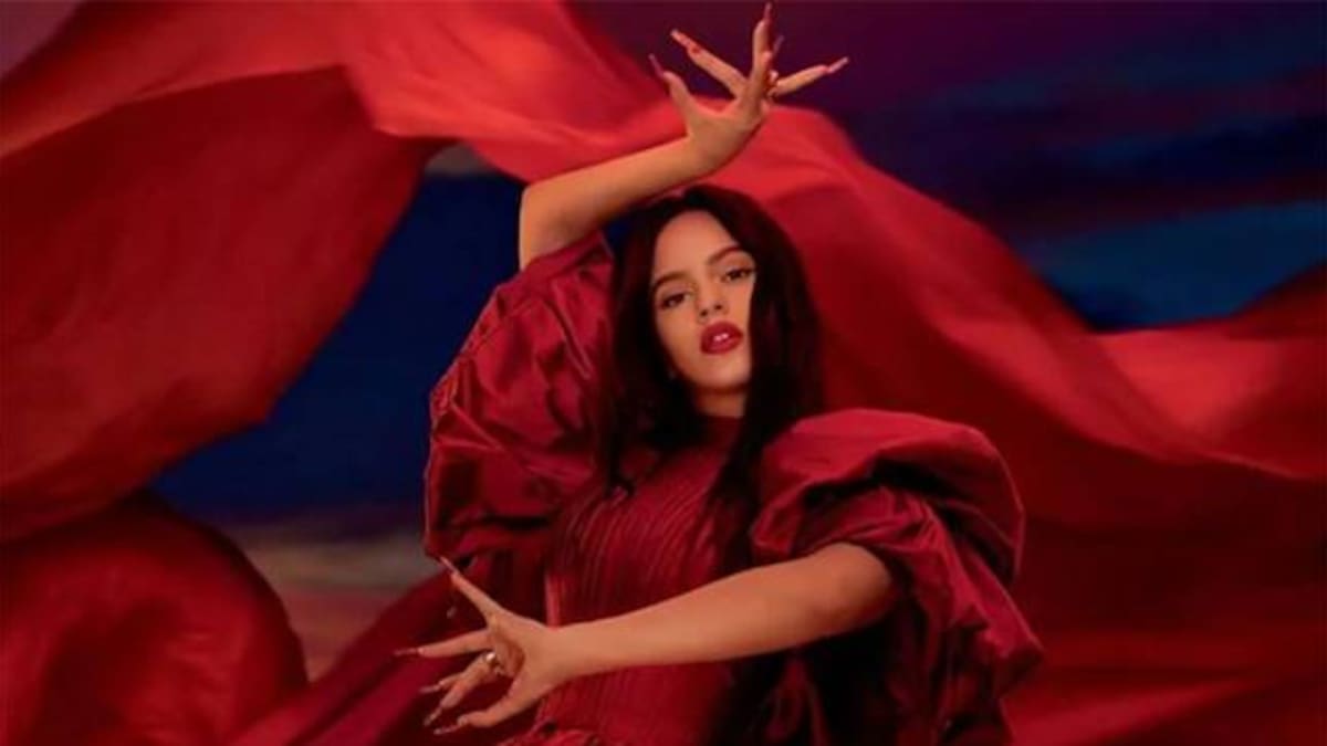 Rosalía enamora a sus seguidores con foto en bikini negro