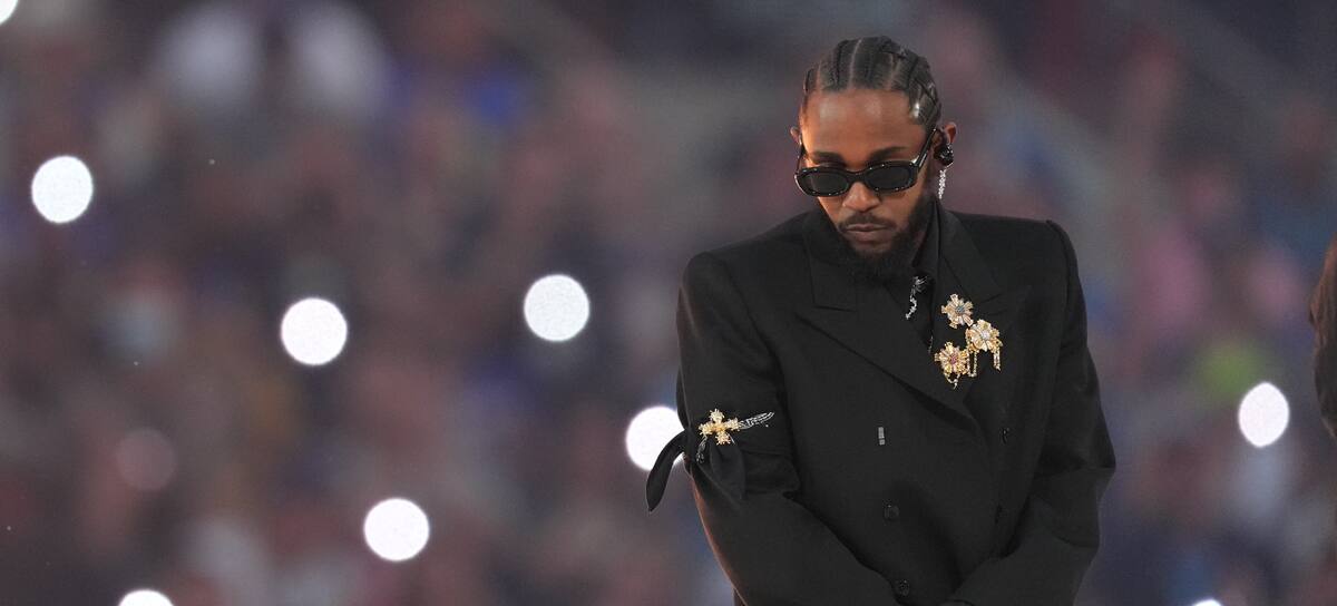 Kendrick Lamar actuando en el descanso de la final de la Super Bowl LVI encabezada por Dr. Dre.