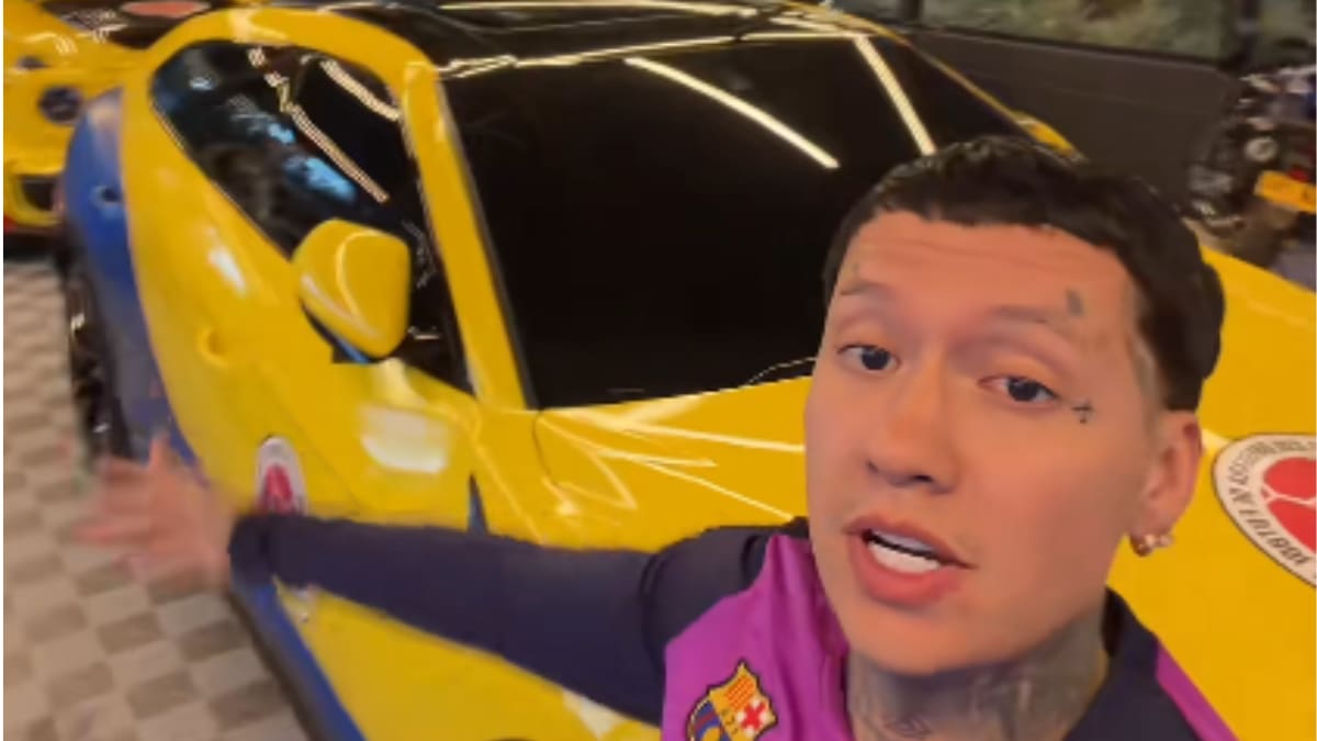 “La sal de Colombia”: Blessd presumió sus carros personalizados con la tricolor previo al partido y las redes no perdonaron