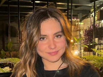 ¿También es famoso? Él es el hermano de Francisca Estévez, actriz de la serie 'La Primera Vez'