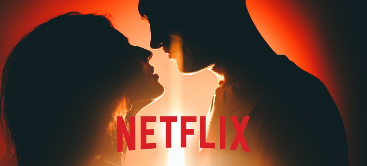 Pareja acercándose para un beso y logo de Netflix | Getty Images - Netflix