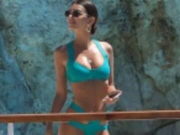 El sensual video de Emily Ratajkowski en ropa interior