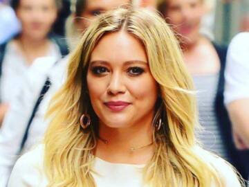 CRITICAN A HILARY DUFF POR PUBLICAR ESTA FOTO CON SU HIJO