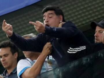 POR ESTAS FOTOS DICEN QUE MARADONA CONSUMIÓ COCAÍNA DURANTE EL PARTIDO DE ARGENTINA