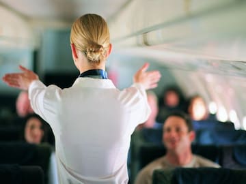 ¿Qué se debe estudiar para ser azafata en Colombia y durante cuántos años? Todo lo que debes saber