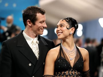 ¡Dua Lipa dio el sí! La artista albanobritánica se comprometió con Callum Turner