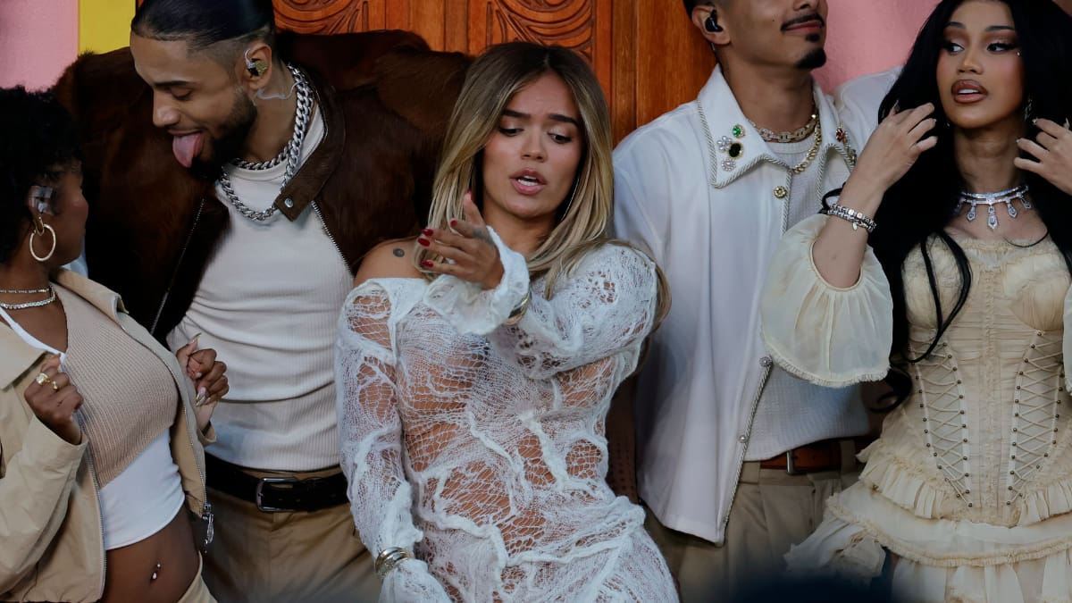 Revelan la millonada que habría costado el vestido que usó Karol G en el show del Super Bowl
