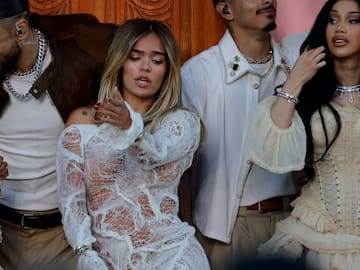 Revelan la millonada que habría costado el vestido que usó Karol G en el show del Super Bowl