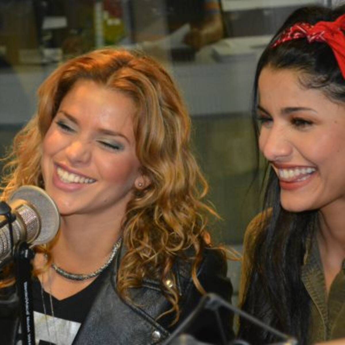 Adriana Lucia presenta su nuevo sencillo ‘Dime’ junto a Martina La Peligrosa