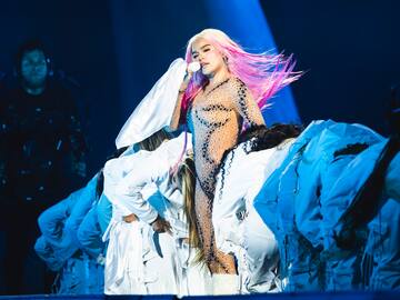 Karol G invitó a su concierto en España a mujeres colombianas víctimas del conflicto