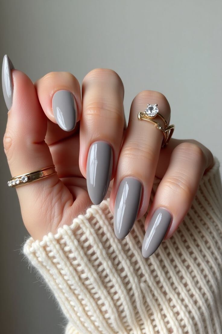 Uñas color gris | Créditos: Pinterest