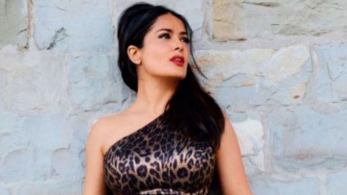 Salma Hayek se roba los suspiros de sus seguidores con foto luciendo ajustado bikini