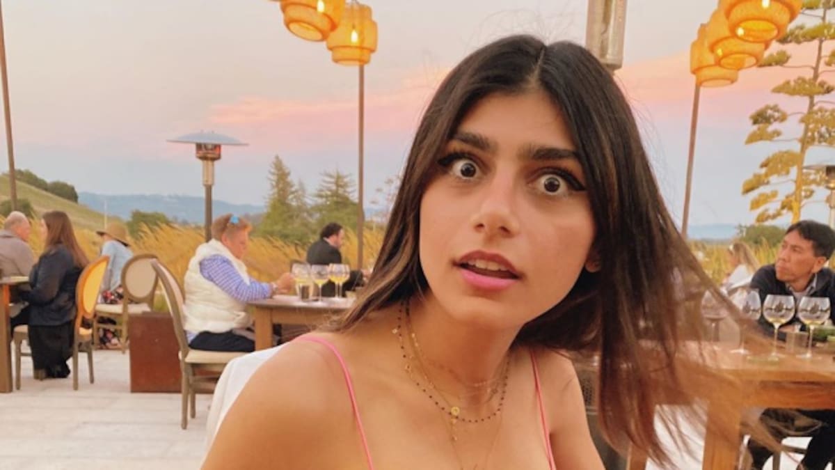 Mia Khalifa muestra su celulitis mientras posa en tanga traslucida