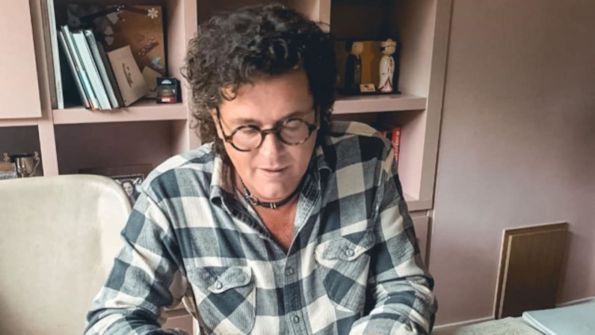 Carlos Vives cambia de look y "no le pasan los años"