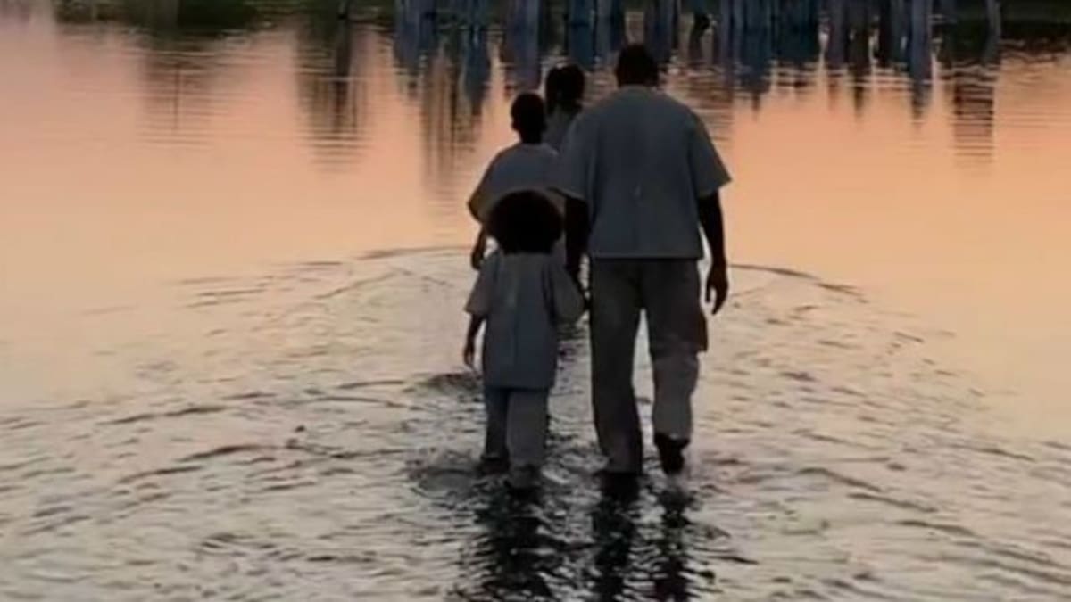 Kanye West “camina” sobre el agua y lo acusan de burlarse de la Biblia
