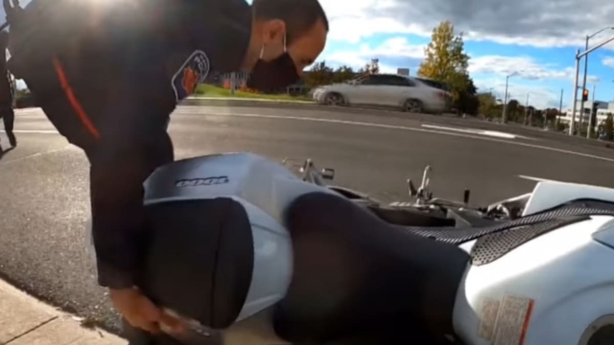 Video: policía tumba a un motociclista al suelo y las imágenes se vuelven virales
